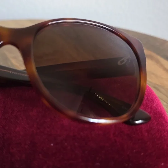Gucci Brown Tortoise Women's Sunglasses - Picture 5 of 10